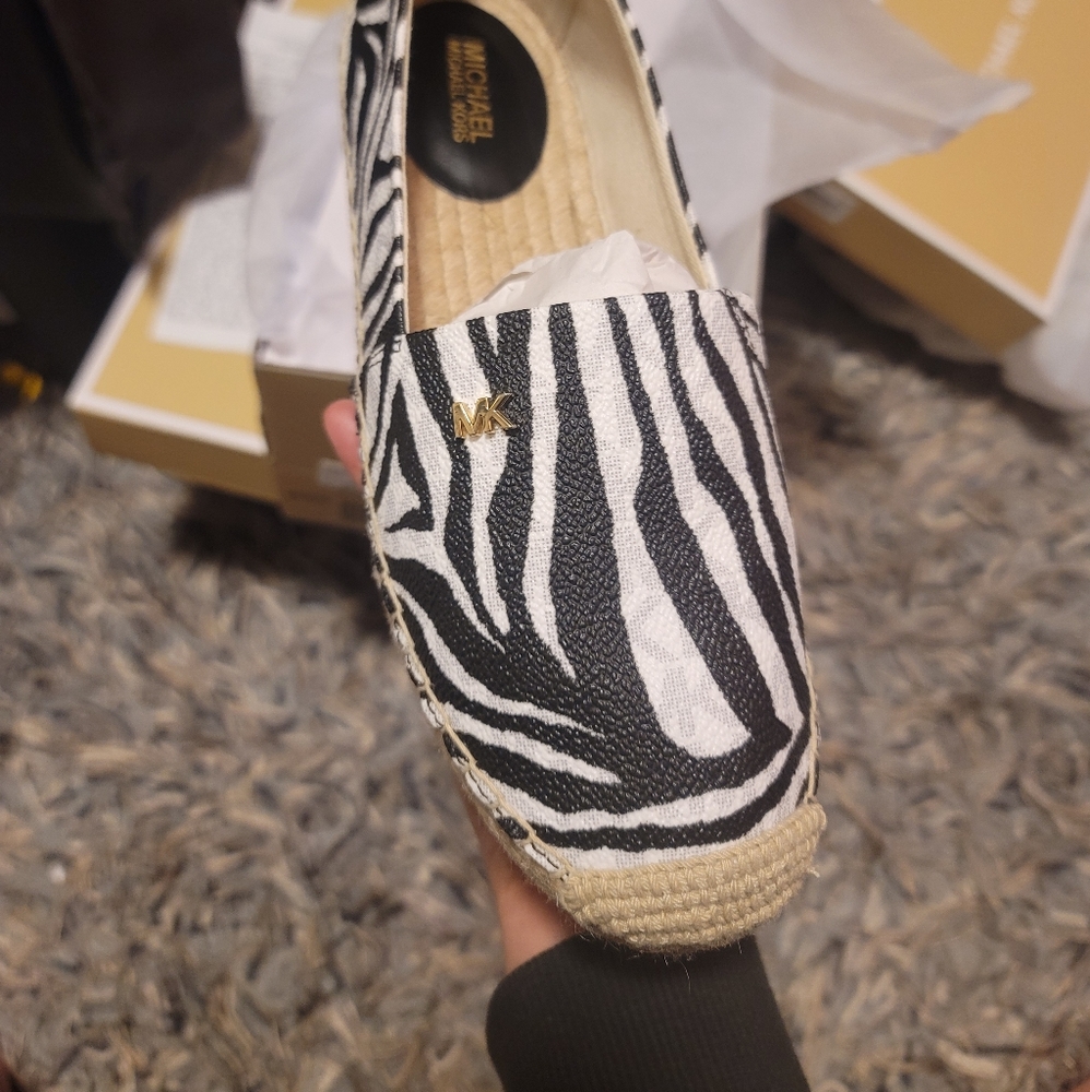 NEW MK eye catching flat shoe - Picture 2 of 5